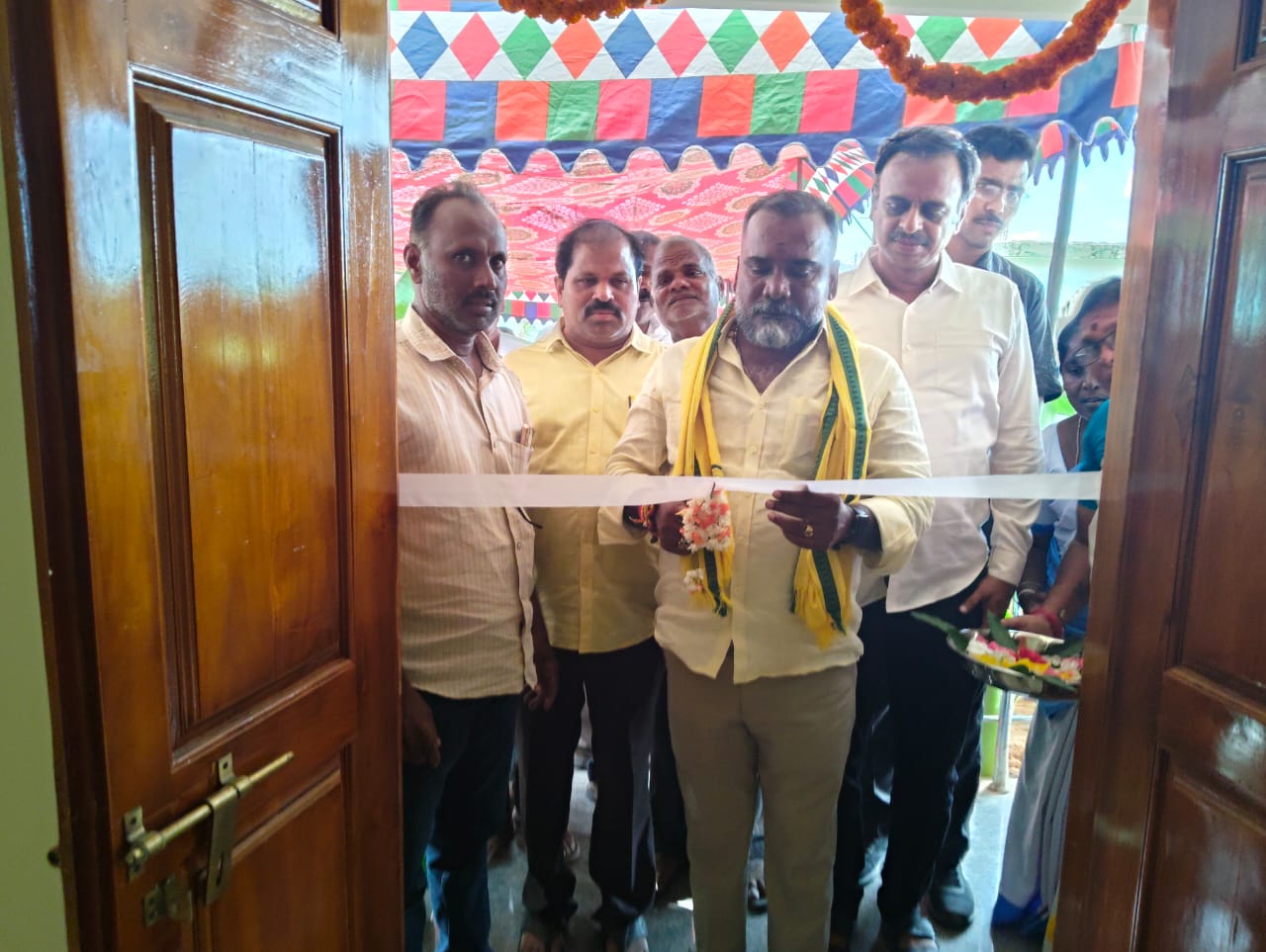 సెట్టేరి గ్రామంలో విలేజ్ ఆరోగ్య కేంద్రాన్ని ప్రారంభించిన ఎమ్మెల్యే మురళీమోహన్..