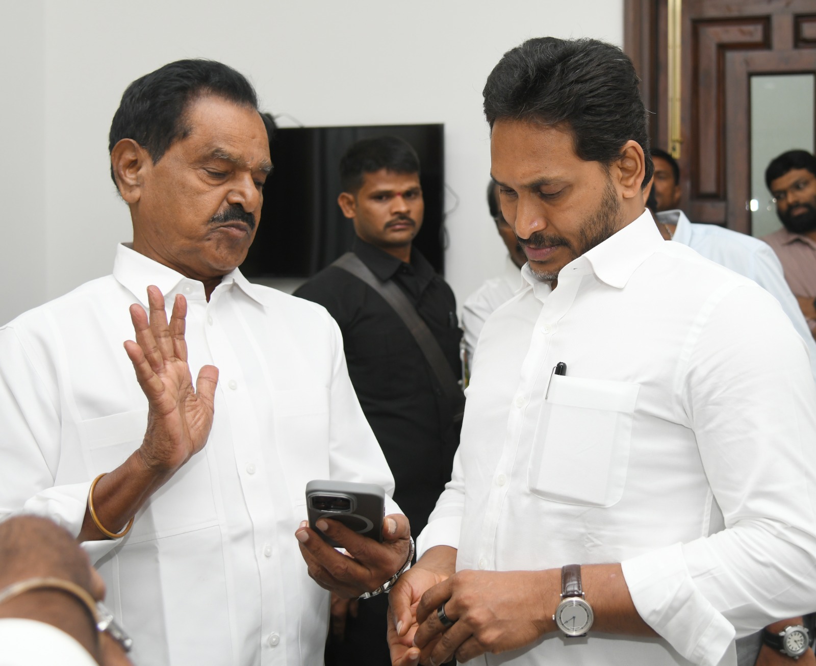 అక్రమ కేసులకు భయపడేది లేదు….. మాజీ డిప్యూటీ సీఎం నారాయణస్వామి