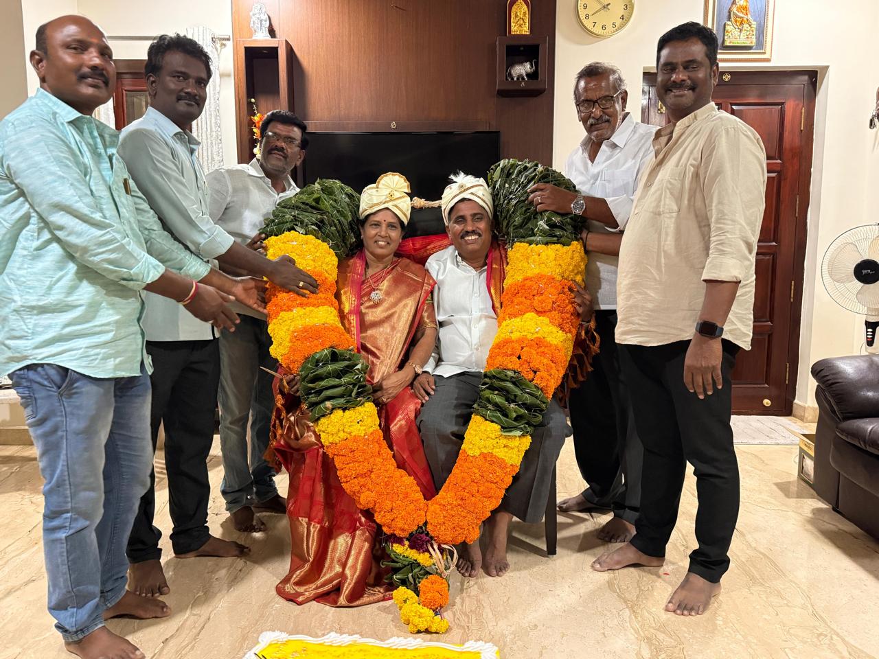 మార్కెటింగ్ కమిటీ చైర్మన్ సన్మానించిన జిల్లా టిడిపి నాయకులు శ్రీధర్ యాదవ్