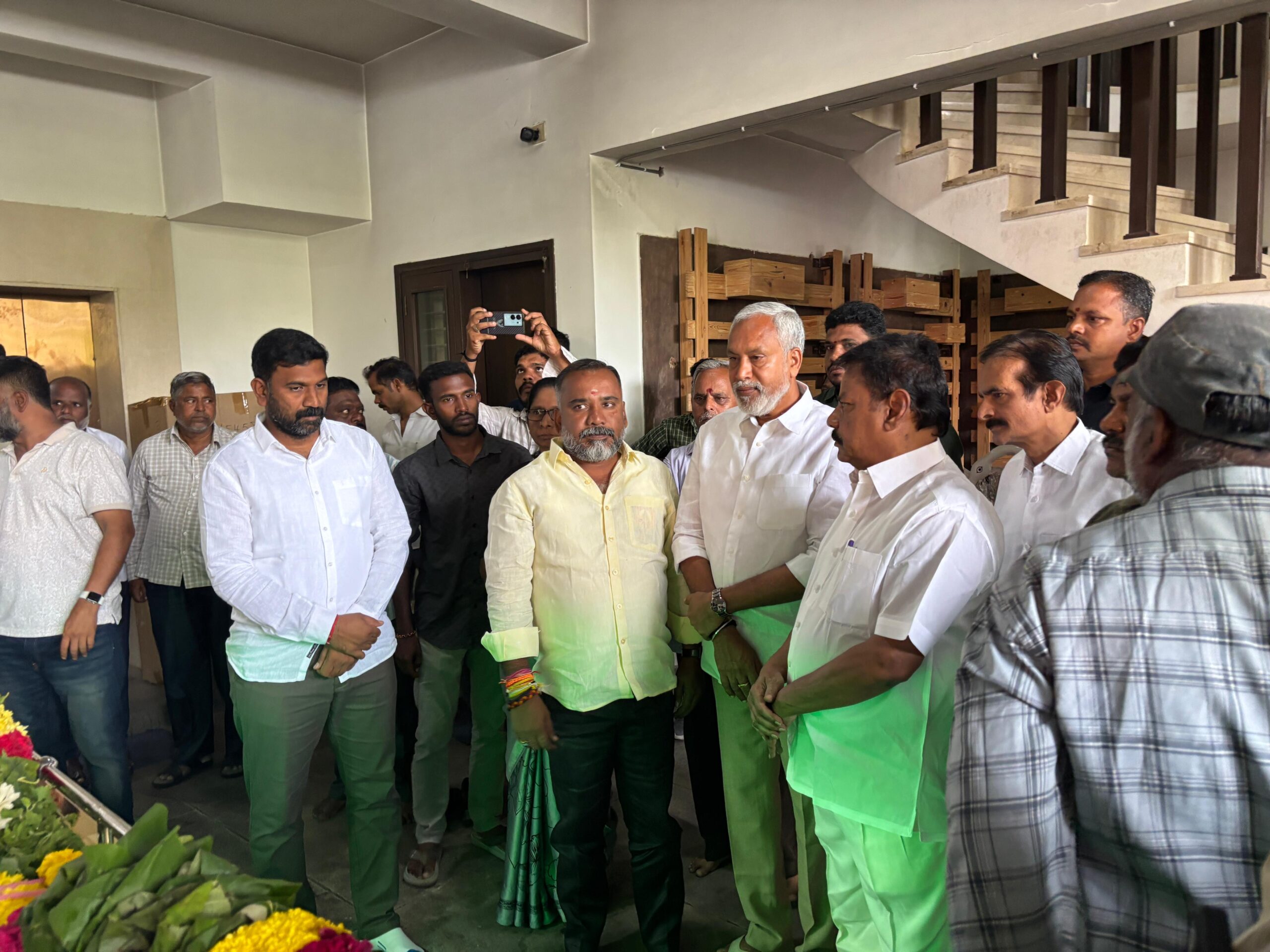 పులివర్తి లక్ష్మీ భారతీ గారికి నివాళులు అర్పించిన పూతలపట్టు శాసనసభ్యులు మురళీమోహన్..