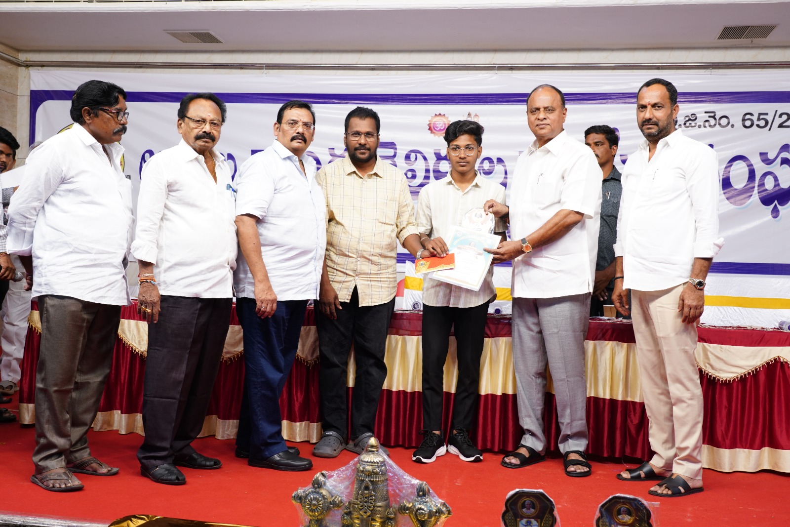 నెల్లూరులో అఖిల గాండ్ల,తెలికుల కులస్తుల సంక్షేమ సంఘం ఆధ్వర్యంలో  విద్యార్థులకు ప్రతిభ పురస్కారాలు