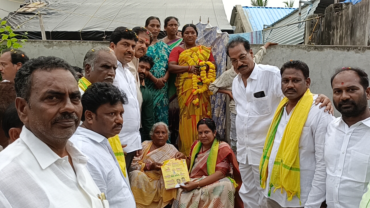 11వ వార్డులో  సుపరిపాలనలో తొలి అడుగు కార్యక్రమంలో ఎమ్మెల్యే వరుపుల సత్యప్రభ