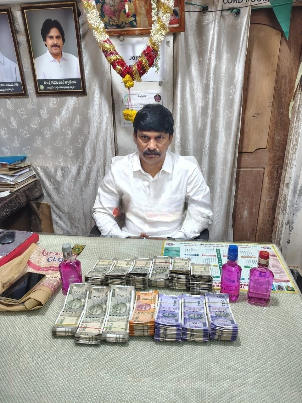 ఏసీబీ వలలో కల్యాణదుర్గం సబ్ రిజిస్టార్ నారాయణస్వామి – లంచం తీసుకుంటూ పట్టుబాటు