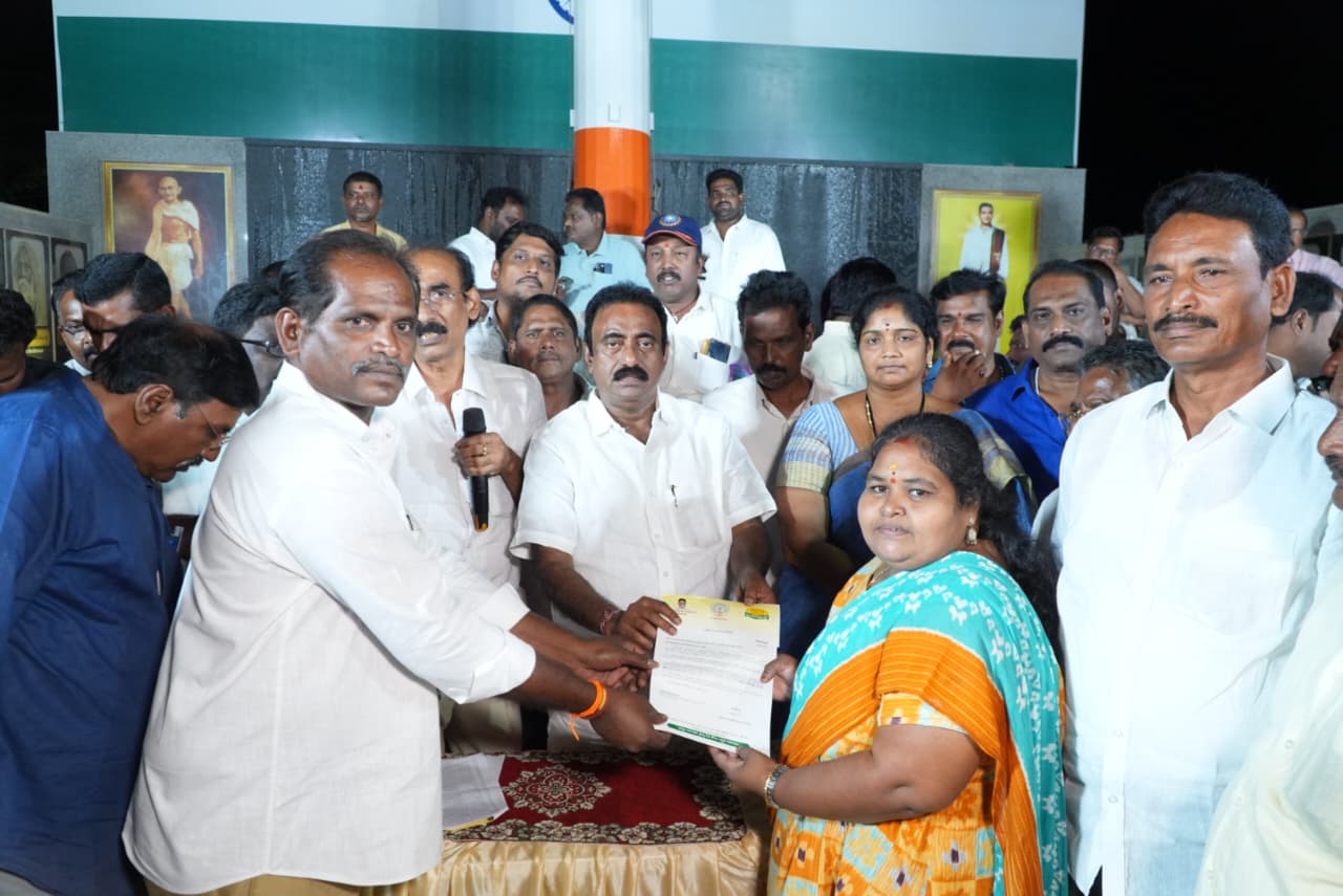 ముఖ్యమంత్రి సహాయనిధి చెక్కులు పంపిణీ లో పాల్గొన్న ఎమ్మెల్యే దగ్గు మాటి వెంకటకృష్ణారెడ్డి..