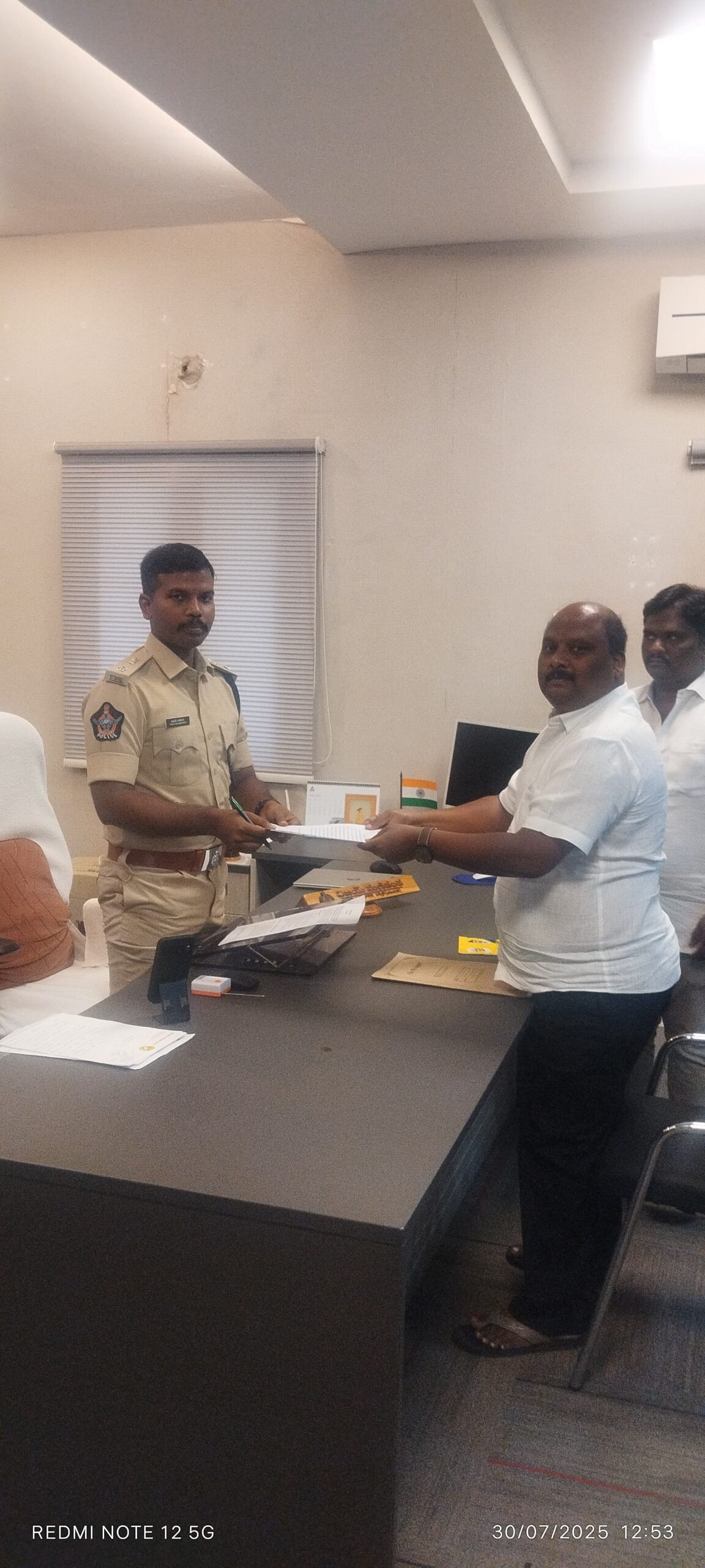 అక్రమ  వడ్డీ రాక్షసులు మరియు గుర్తింపు లేని ఆటో ఫైనాన్స్ కంపెనీల భరతం పట్టండి  చిత్తూరు ఎస్పీ మణికంఠ ఛందోలు కి టీడీపీ రాష్ట్ర అధికార ప్రతినిధి డాక్టర్ సప్తగిరి ప్రసాద్ విజ్ఞప్తి…