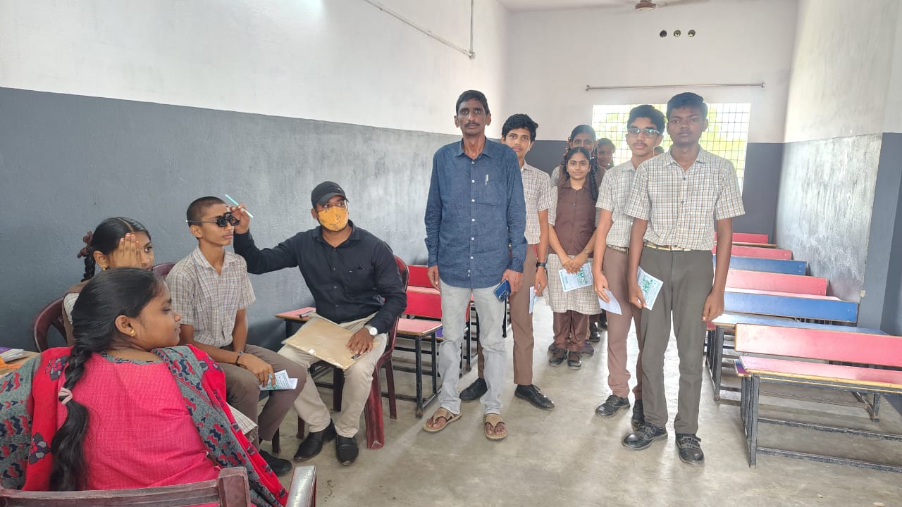 ప్రత్తిపాడు అఖిల్ స్కూల్ ఆధ్వర్యంలో ఉచిత కంటి వైద్య శిబిరం