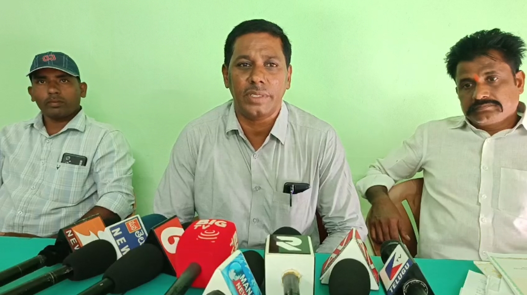 పశువైద్య శాఖలో డాక్టర్లు అందుబాటులో లేని పరిస్థితి—పశువులు చనిపోతున్నా. పట్టించుకోరా—రైతులు ఆర్థికంగా నష్టపోతున్న పట్టించుకోరా.