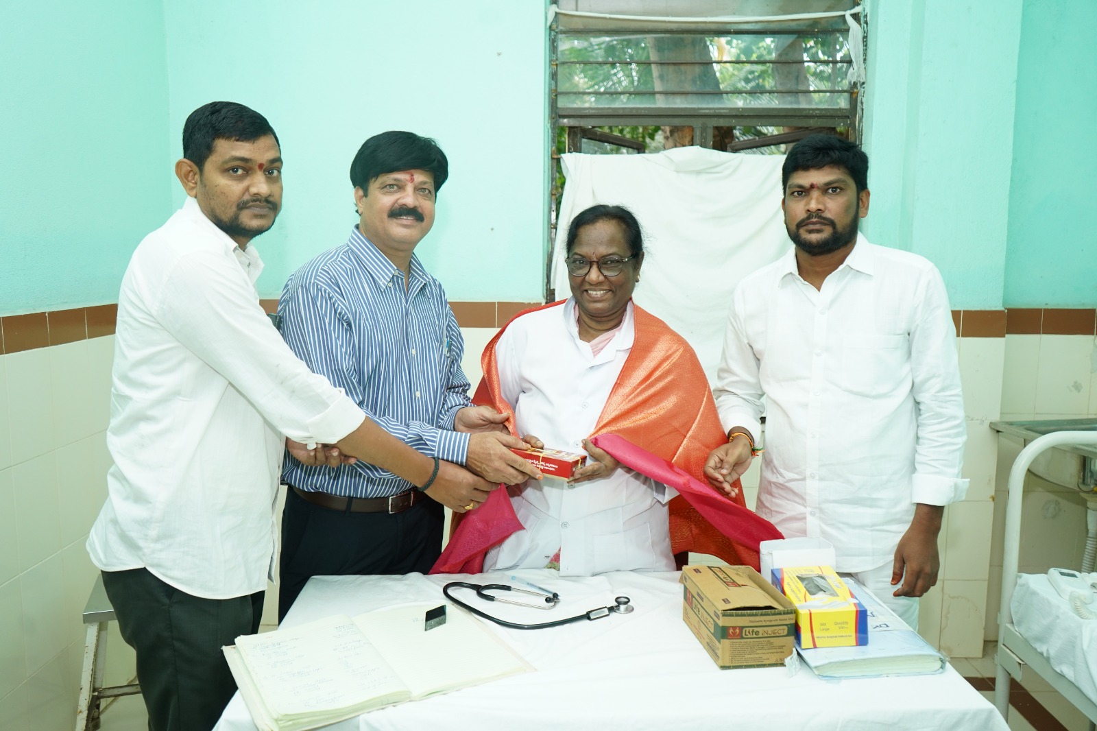 ప్రాణాన్ని నిలబెట్టే వైద్యులు దేవుడితో సమానం – సామాజిక కార్యకర్త, న్యాయవాది కర్నె రవి