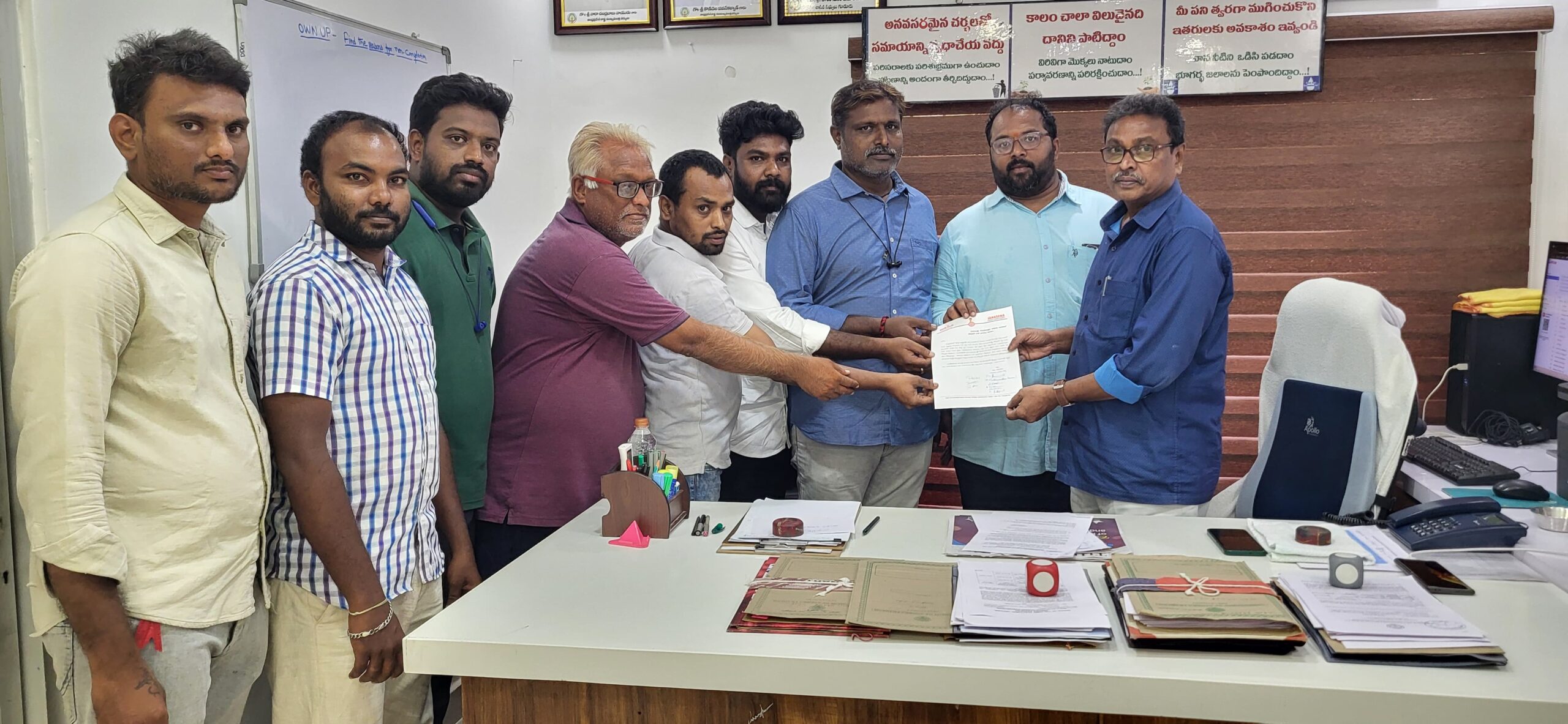 డ్రైనేజ్ సమస్య పరిష్కారం కొరకు గూడూరు జనసేన పార్టీ ఆధ్వర్యంలో కమిషనర్కి వినతి పత్రం అందజేత