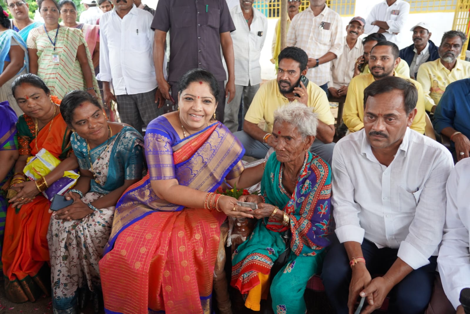 పింఛన్లు పంపిణీ చేసిన మంత్రి గుమ్మిడి సంధ్యారాణి