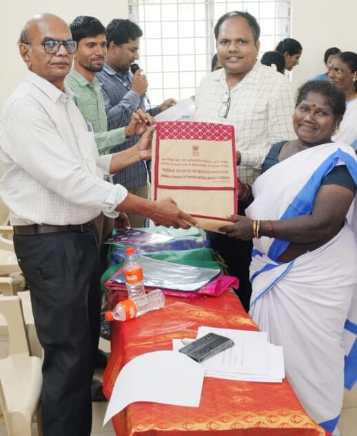 ఆశాలకు అంగన్వాడి వర్కర్లకు కిట్లు పంపిణీ