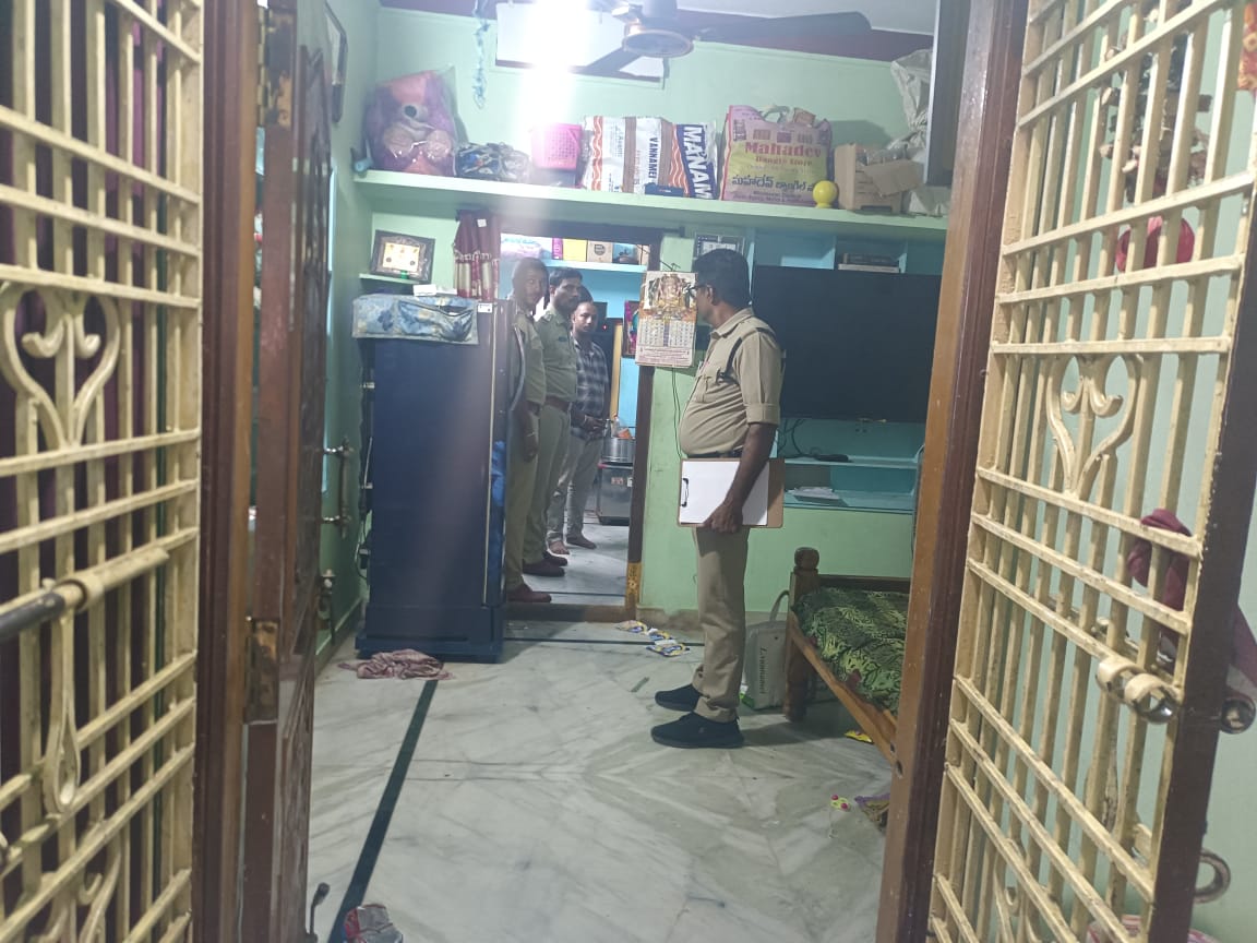 సాలూరు టౌన్ లో 15 తులాల బంగారం,వెండి సామాన్ల చోరీ…