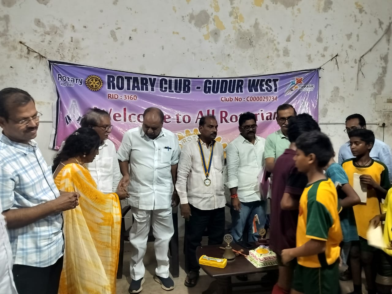 పేద విద్యార్థులకు ఆర్థిక సాయం