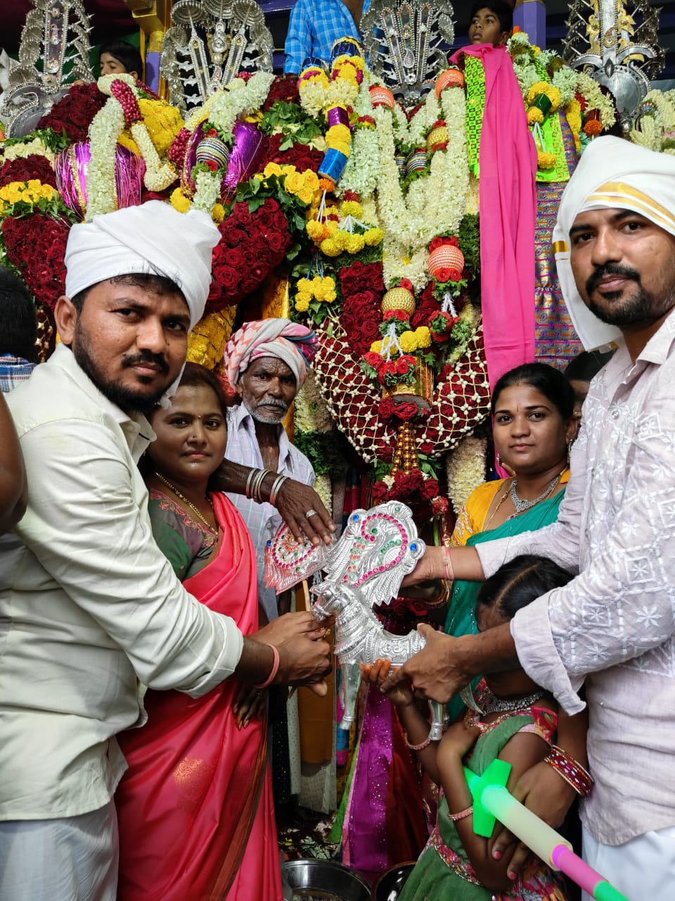 పీర్లకు వెండి గుర్రం, శంకు-చక్రాలను అందించిన సాఫ్ట్వేర్ ఉద్యోగి
