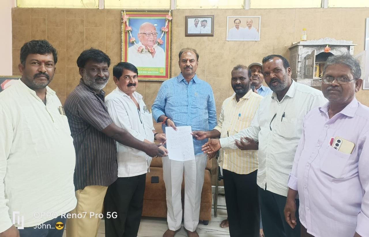 ఇళ్ల స్థలాలు ఇప్పించాలని కలెక్టర్, ఎమ్మెల్యేకు వినతి