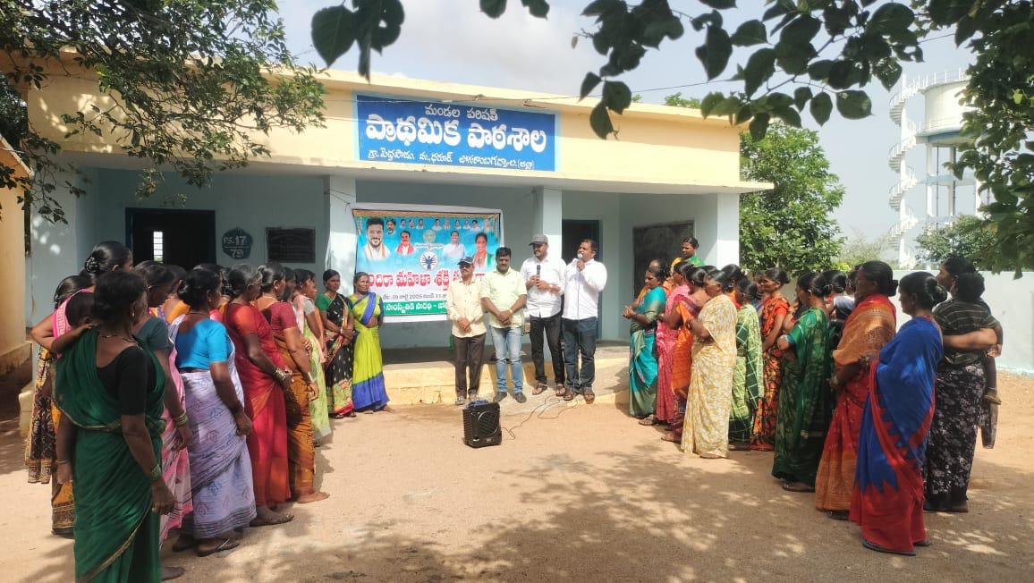 జోరుగా సాగుతున్న ఇందిరా మహిళా శక్తి కళా యాత్ర. మహిళా మణులను ఆలోచింపచేస్తున్నా కళాకారుల పాటలు