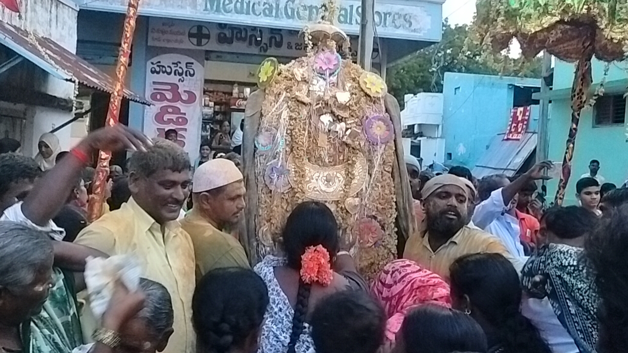 మానవపాడు గ్రామంలో అంగరంగ వైభవంగా నిర్వహించిన మౌలాలీ స్వామి పీర్ల మొహార్రం వేడుకలలో పాల్గొన్న గ్రామ ప్రజలు