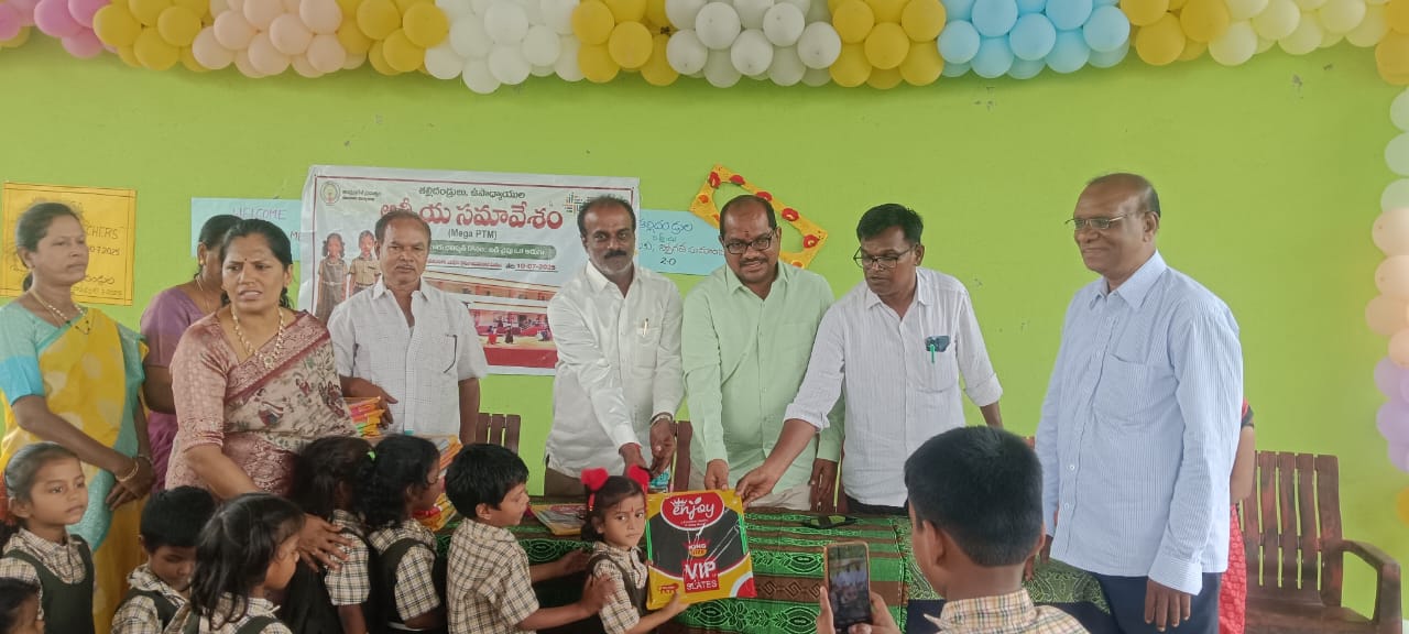 విద్యార్థులకు పలకలు పంపిణీ…సమస్యలను కలెక్టర్ దృష్టికి తీసుకెళ్లతా…రూరల్ మండలాధ్యక్షుడు చంద్రమోహన్ రెడ్డి…