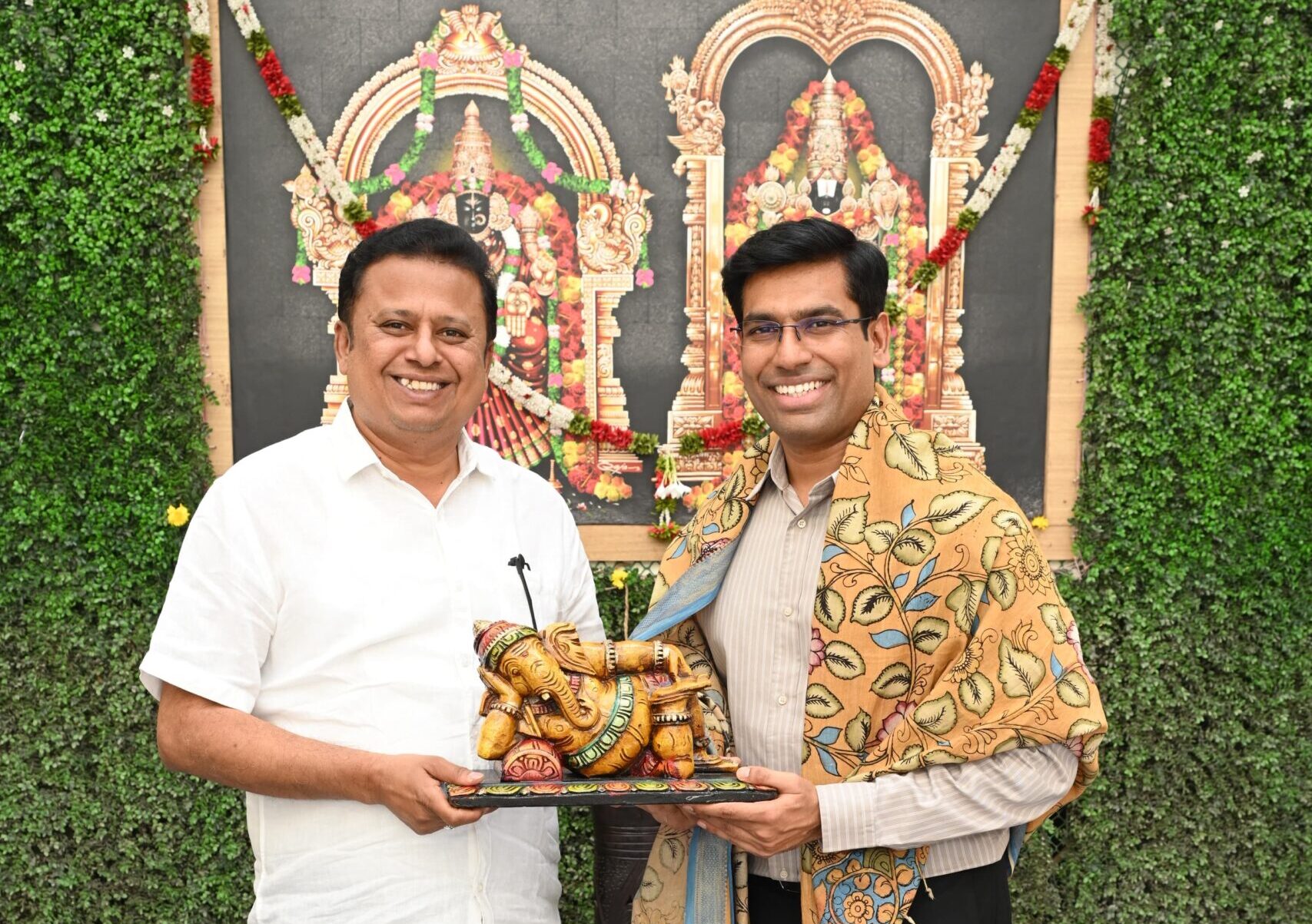 జిల్లా కలెక్టర్ ను కలసిన డాక్టర్ పసుపులేటి హరిప్రసాద్..
