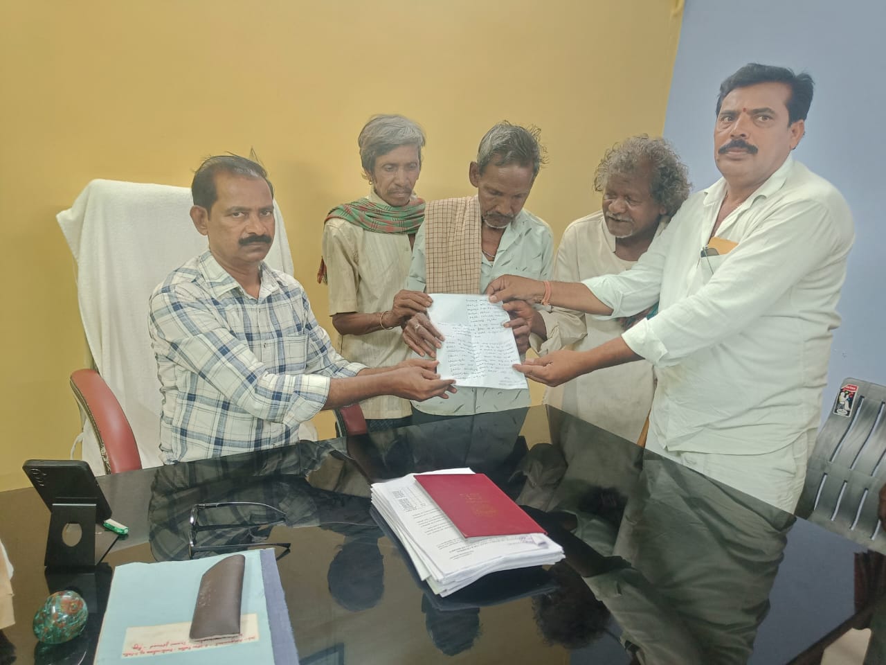 సాగు చేస్తున్న భూములు కు పట్టాలివ్వాలి – కొటికి పెంట సర్పంచ్ ఆధ్వర్యంలో గిరిజన రైతు లు ఆందోళన