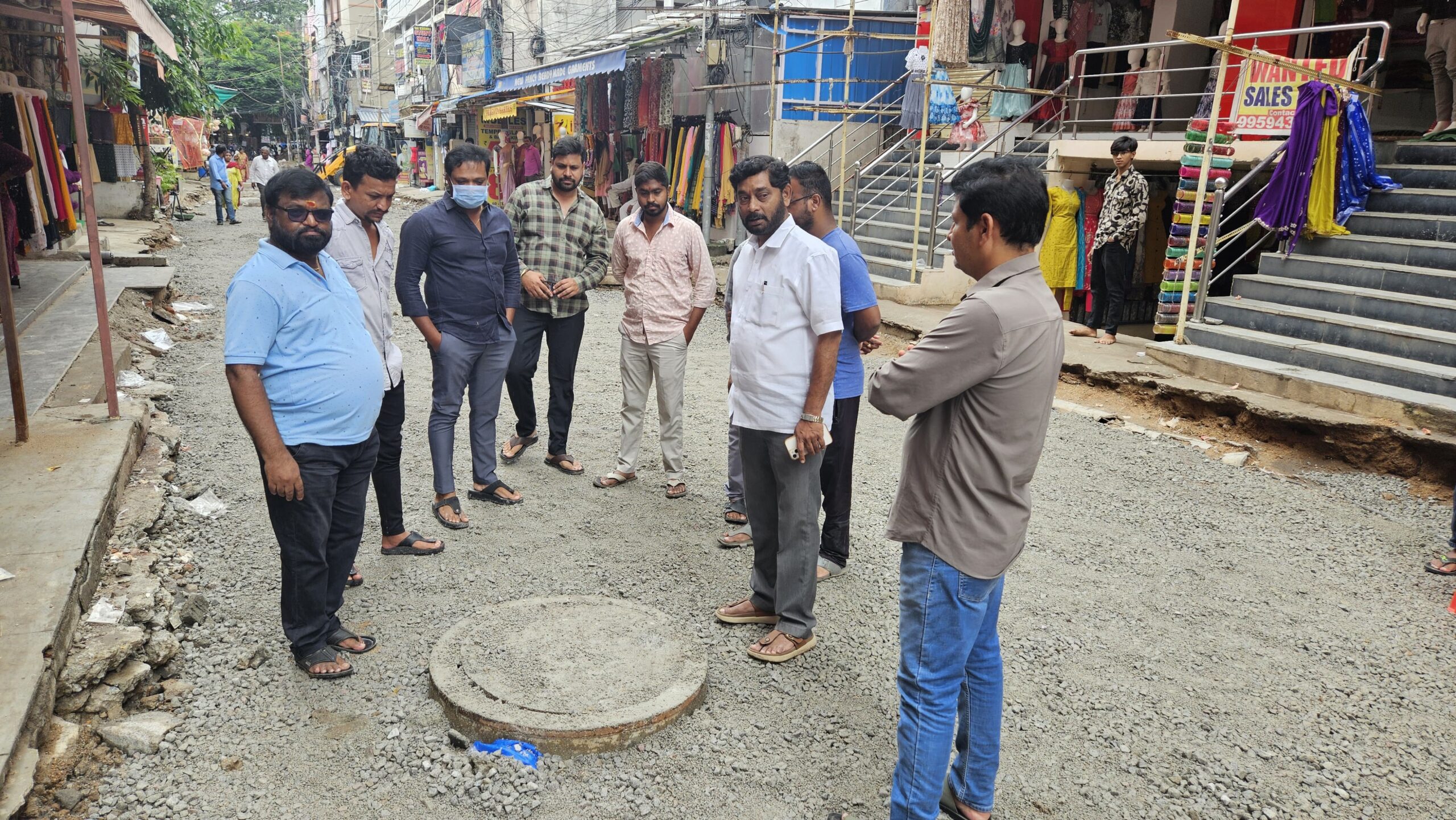 సీసీ రోడ్ నిర్మాణ పనులను పరిశీలించిన – కార్పొరేటర్ బద్దం ప్రేమ్ మహేశ్వర్ రెడ్డి !!
