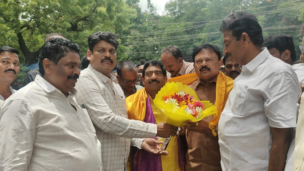 24 సొసైటీ నూతన కార్యవర్గానికి అభినందనల వెల్లువ…-శుభాకాంక్షలు తెలియజేసిన అయ్యవారిపాలెం తెదేపా యువ నాయకులు బచ్చల రాజేష్ రెడ్డి