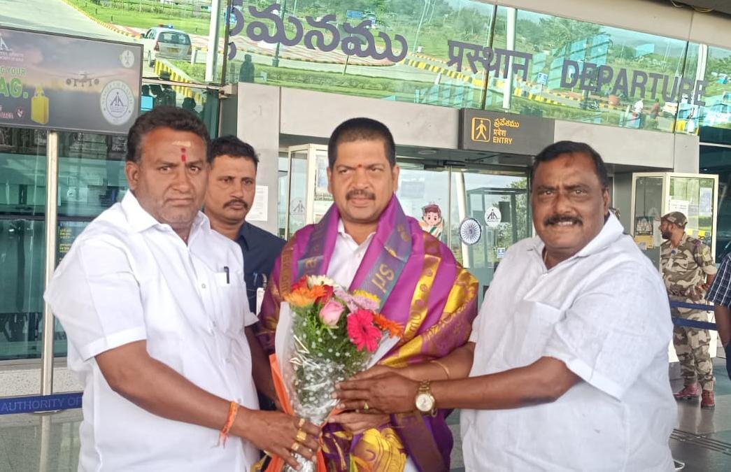 మంత్రి కొల్లు రవీంద్ర కు ఘన స్వాగతం