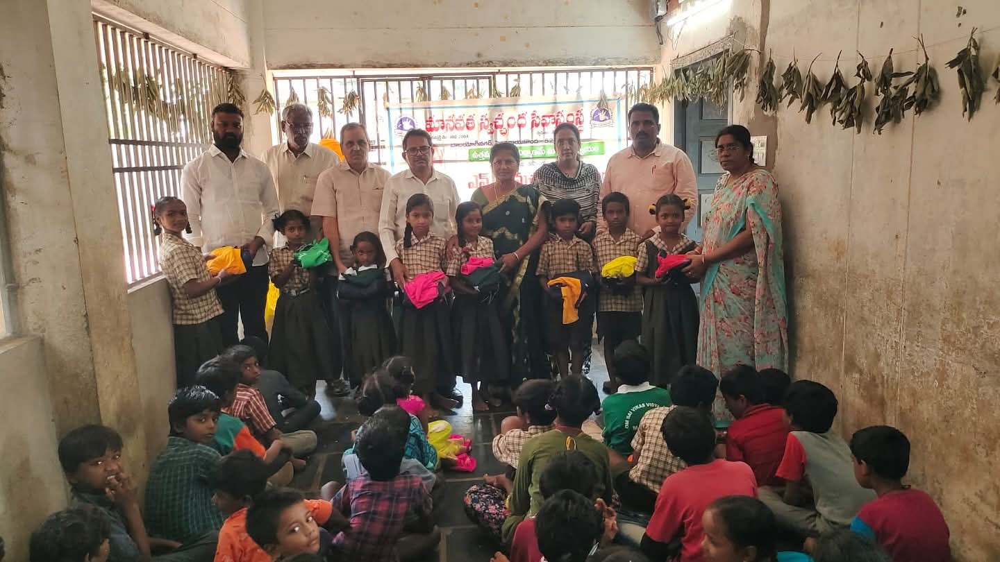MPP పాఠశాలలో విద్యార్థులకు ఉచిత దుస్తుల పంపిణీ