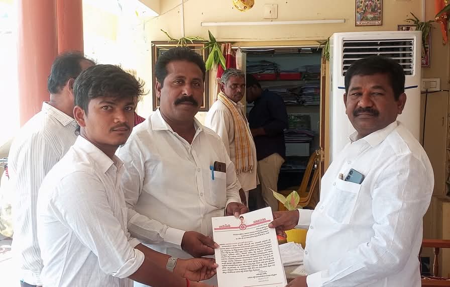 మంత్రి స్వామీ గారిని కలసి వినతి పత్రం అందజేసిన జనసేన అధ్యక్షులు ఐనాబత్తిన రాజేష్
