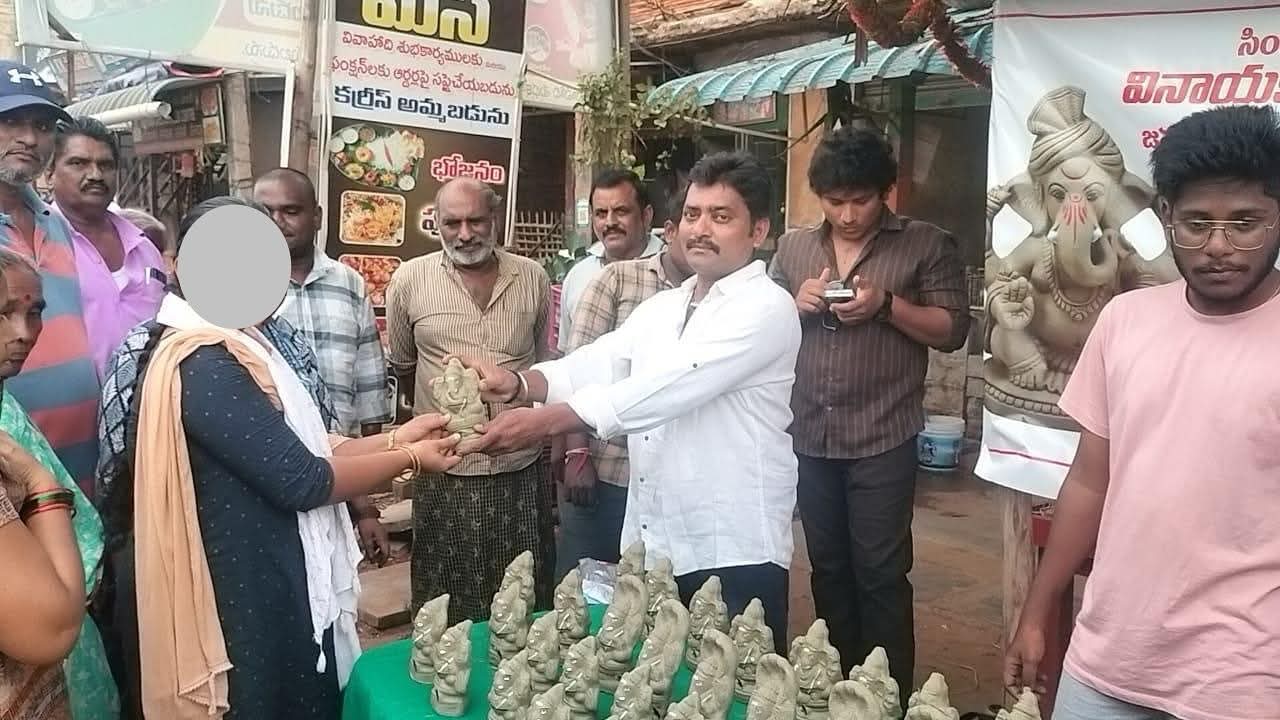 సింగరాయకొండలో జనసేన ఆధ్వర్యంలో మట్టి వినాయక విగ్రహాల పంపిణీ