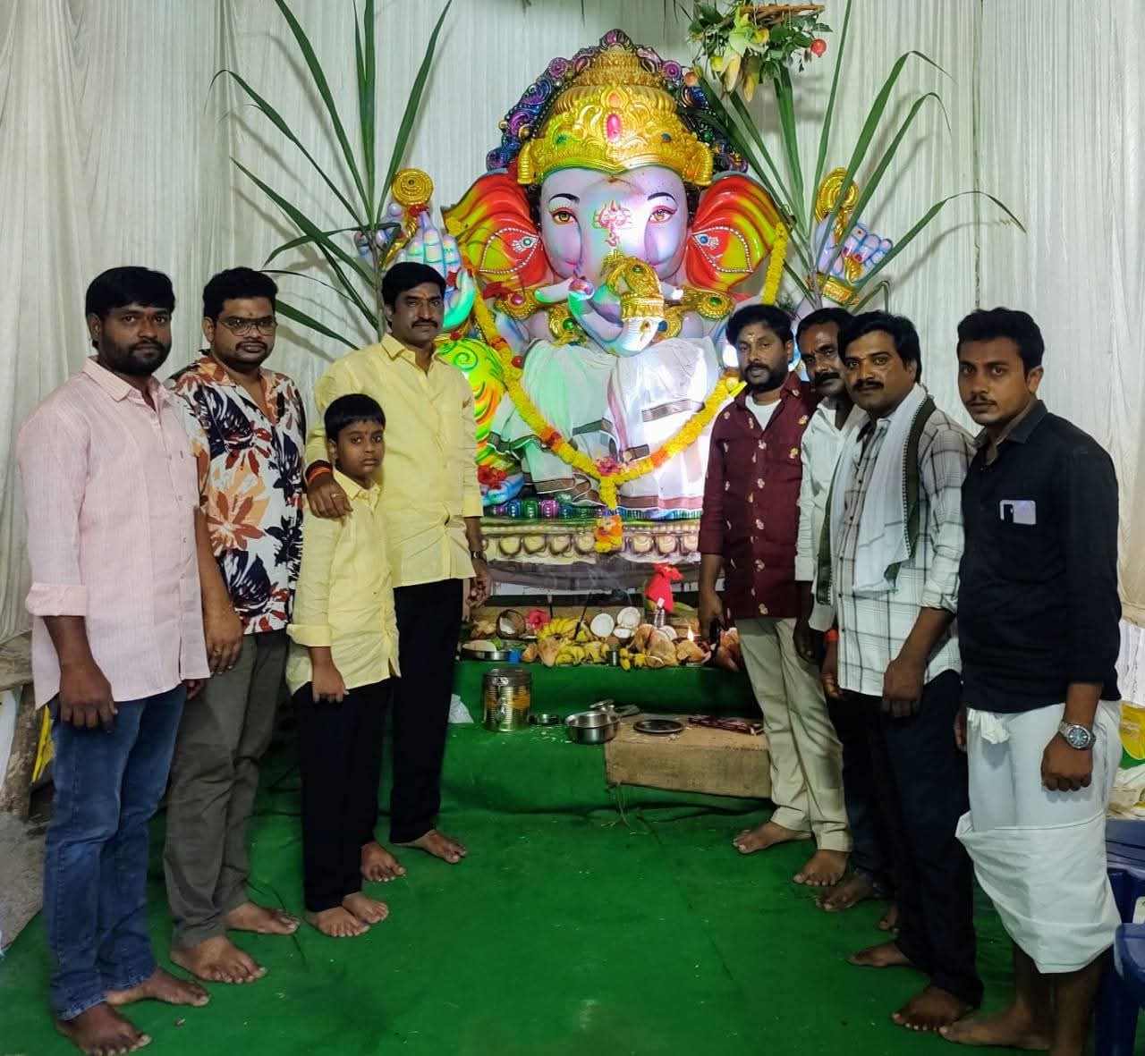 వినాయక మండపాలను దర్శించికున్న వైసీపీ రాష్ట్ర యువజన విభాగ కార్యదర్శి బదిరెడ్డి గోవింద్
