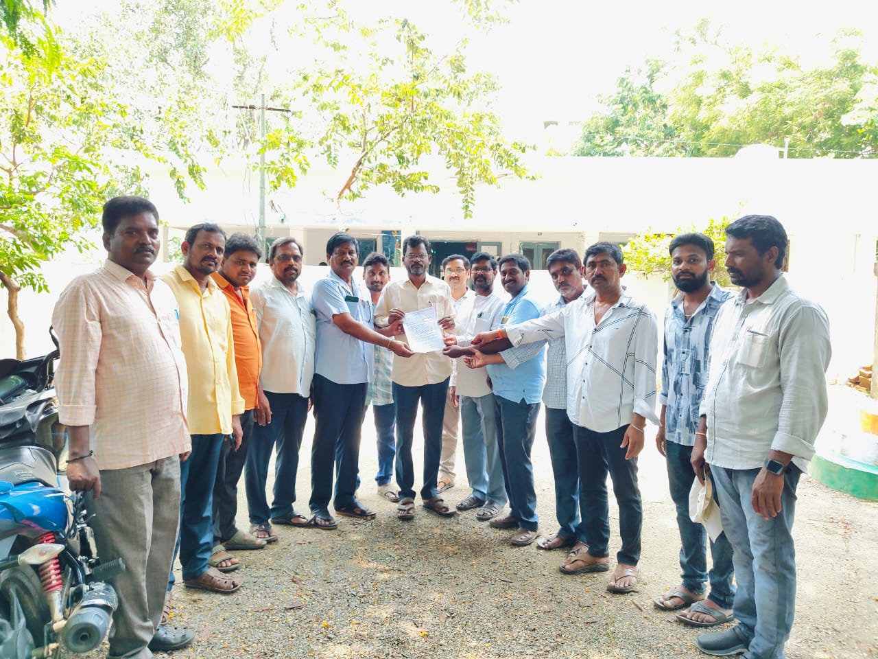 జర్నలిస్టుల సమస్యలపై  తహసీల్థార్‌ కి వినతిపత్రం