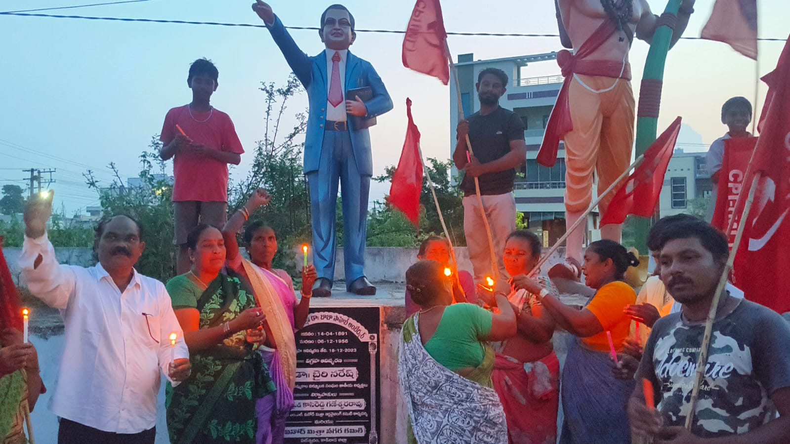 ఏలేశ్వరం వినోద్ మిశ్రా నగర్లో అంబేద్కర్ విగ్రహం వద్ద కొవ్వొత్తులతో  మహిళలు నిరసన