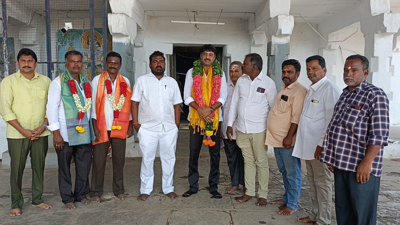 మొగిలీశ్వర స్వామి సేవలో శాలివాహన రాష్ట్ర కార్పొరేషన్ చైర్మన్ ఈశ్వర్