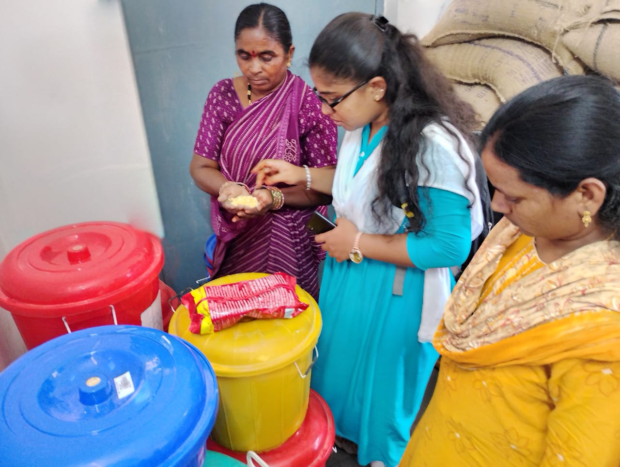 మక్తల్ మైనార్టీ గురుకుల బాలికల పాఠశాలను ఆకస్మిక తనిఖీ చేసిన, పుడ్ ఇన్స్పెక్టర్ మౌనిక.