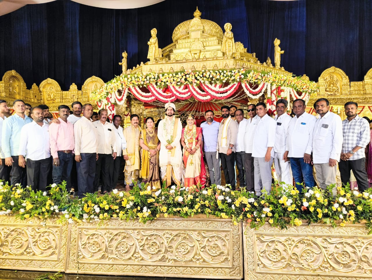 వధూవరులను ఆశీర్వదించిన ఎమ్మెల్యే తోట..