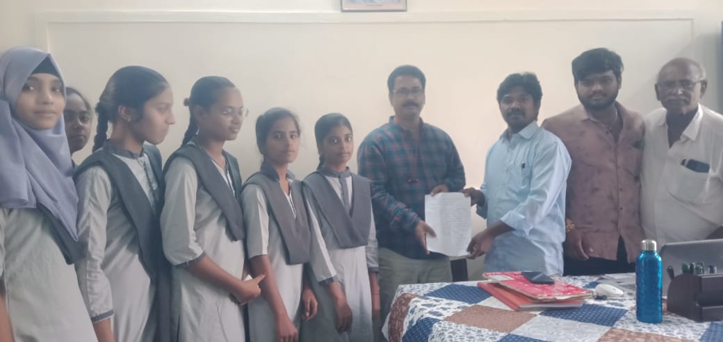బాల, బాలికల కళాశాల వెనుకవైపు గేటు తెరిపించండి