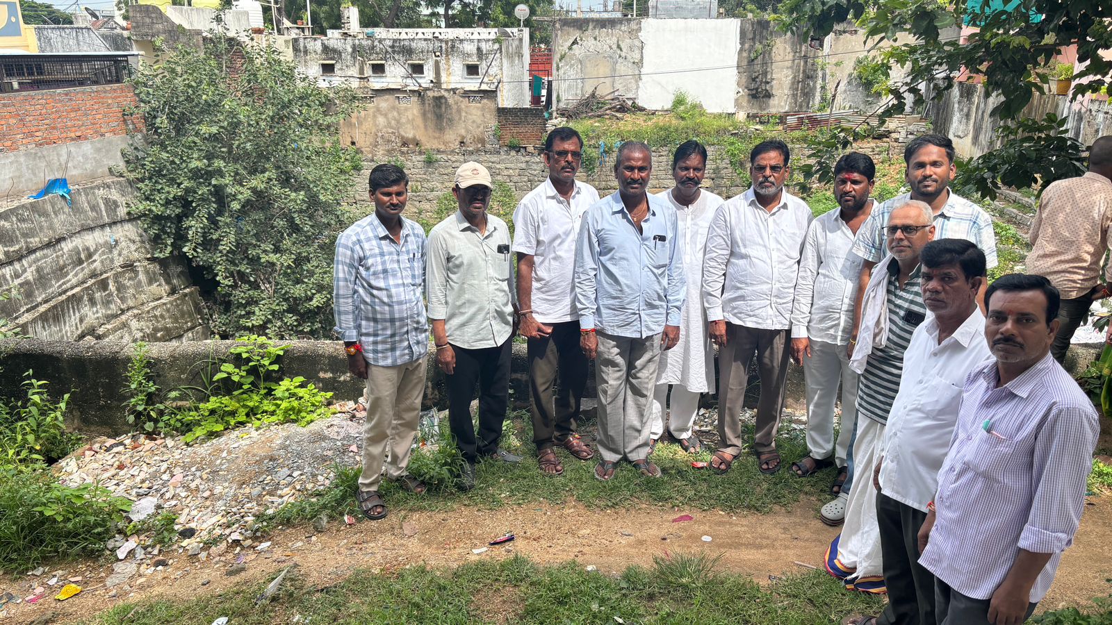పడమటి ఆంజనేయస్వామి కోనేరును పరిశీలించిన అధికారులు, నాయకులు