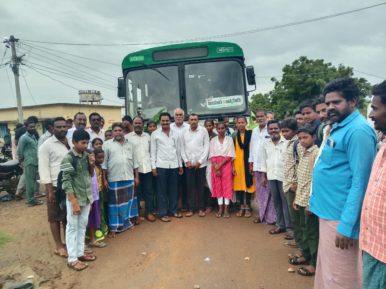 బుక్కాపురం గ్రామానికి పల్లె వెలుగు ప్రయాణం..!బస్సు ప్రయాణం కల నెరవేరిన వేళ పల్లె ప్రజల ఆనందం..!ఎమ్మెల్యే కాకర్ల సురేష్, ఆర్టీసీ చైర్మన్, సన్నపురెడ్డి సురేష్ రెడ్డి,ఆదేశాలతో కదిలిన పల్లె వెలుగు..!కొబ్బరికాయ కొట్టి బస్సును ప్రారంభించిన, కో క్లస్టర్ ఇంచార్జ్ పాములపాటి మాల్యాద్రి…!!
