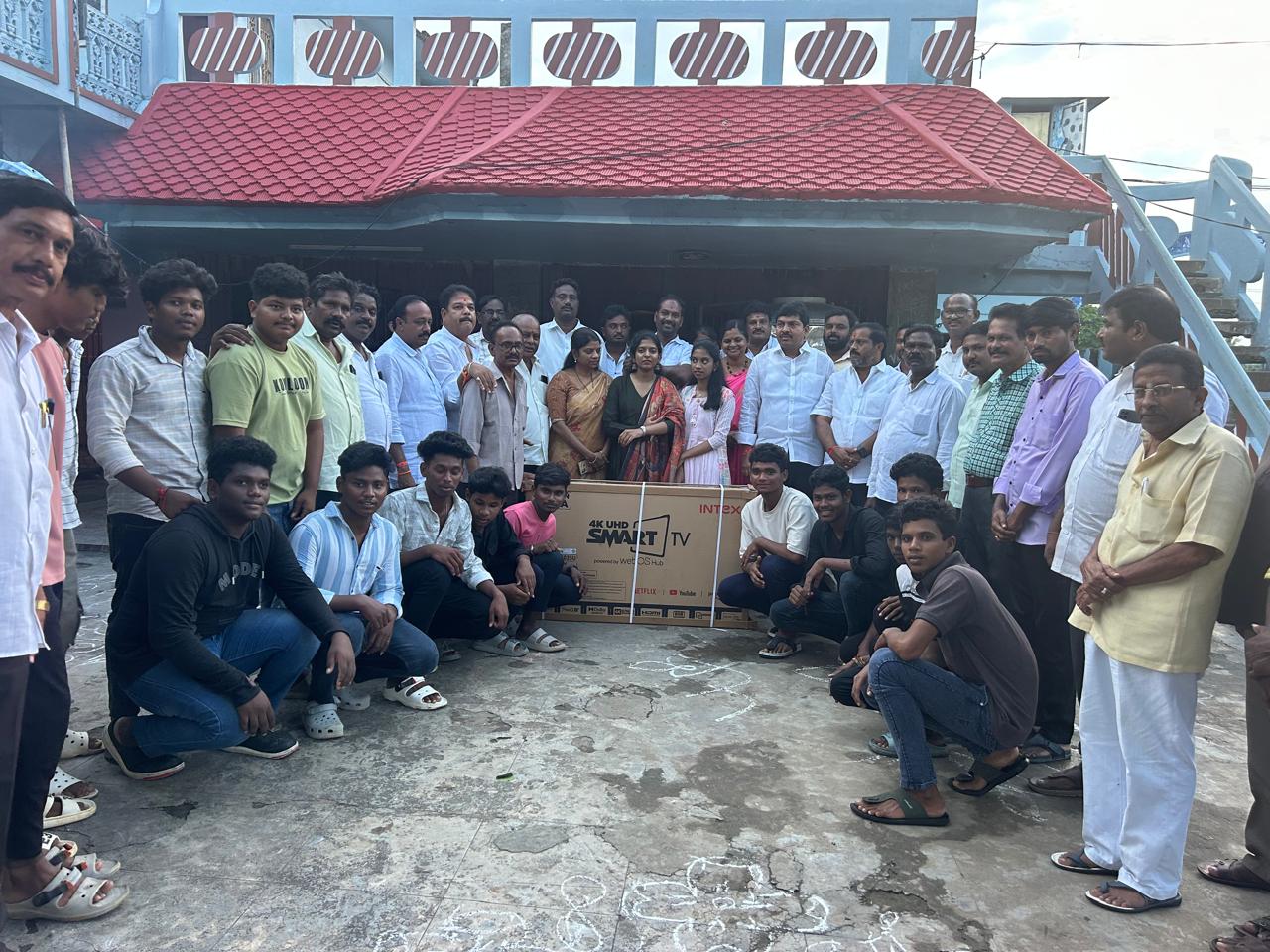 ఎస్సీ బీసీ హాస్టళ్లకు టీవీలు బహుకరించిన ఎమ్మెల్యే కుమార్తె