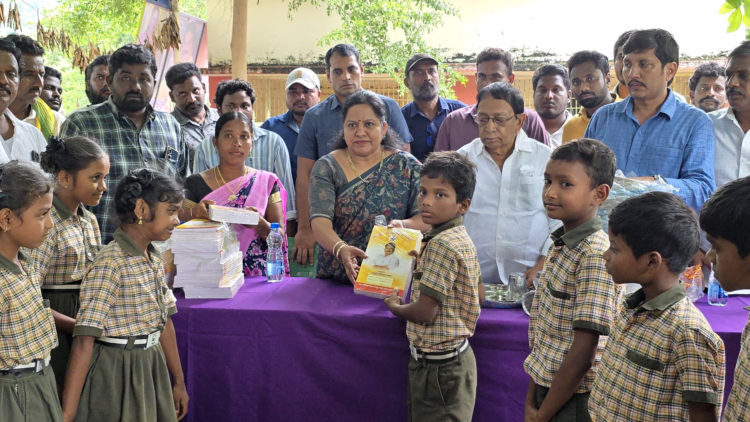 విద్యార్థులకు భోజనం ప్లేట్లు, గ్లాసులు,నోట్ బుక్స్ పంపిణీ చేసిన ఎమ్మెల్యే సత్యప్రభ