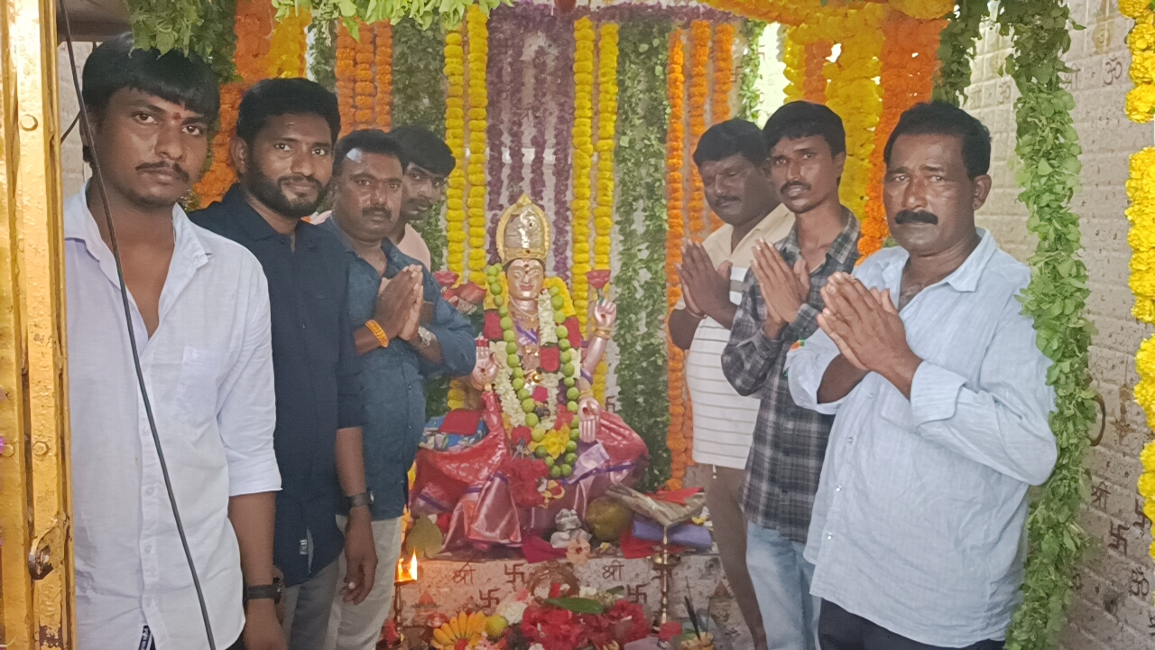 భక్తులతో పోటెత్తిన ధనలక్ష్మి ఆలయం