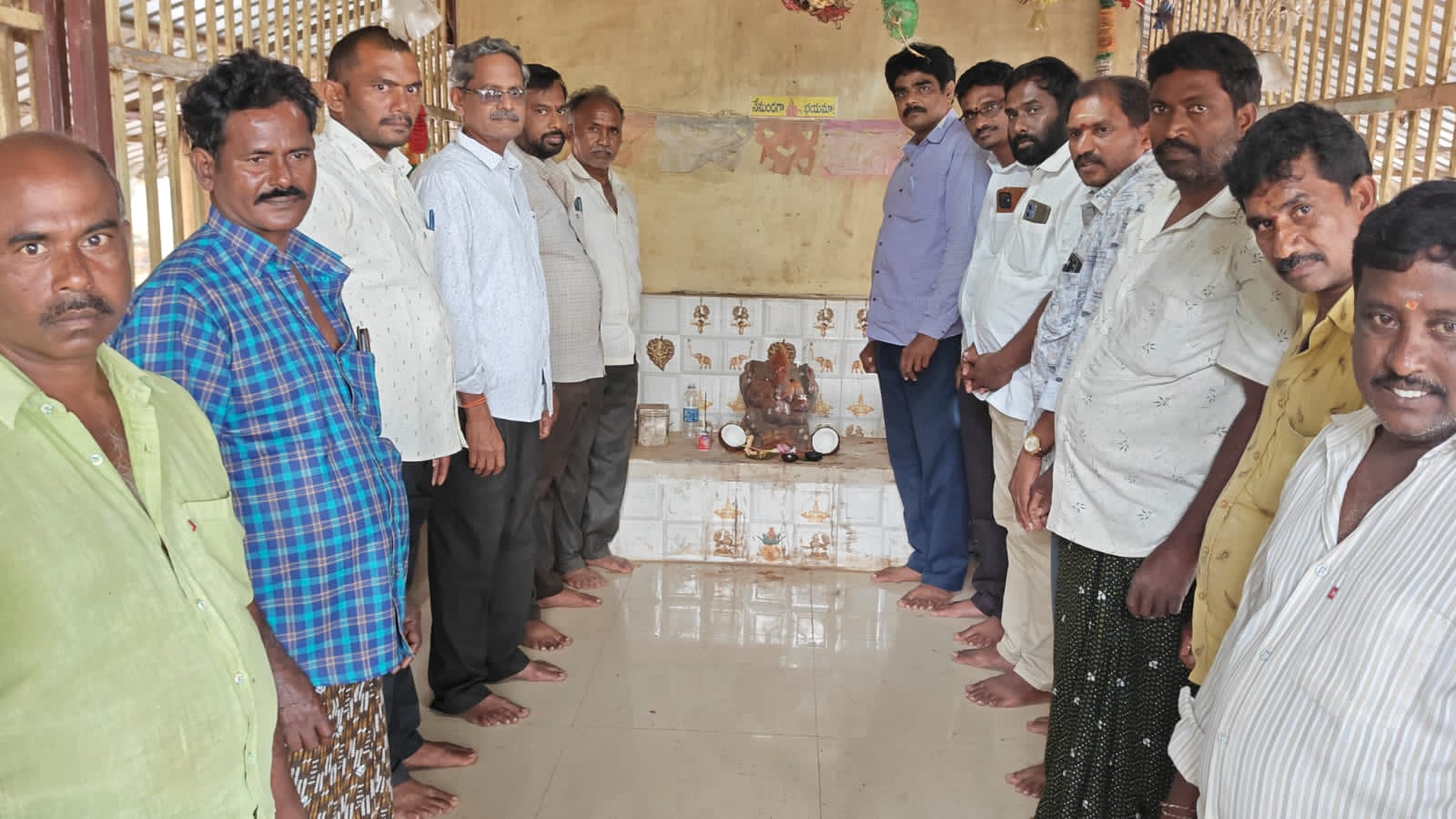 వినాయకుని ఆలయంలో ముద్రగడ కు అభిమానులు పూజలు