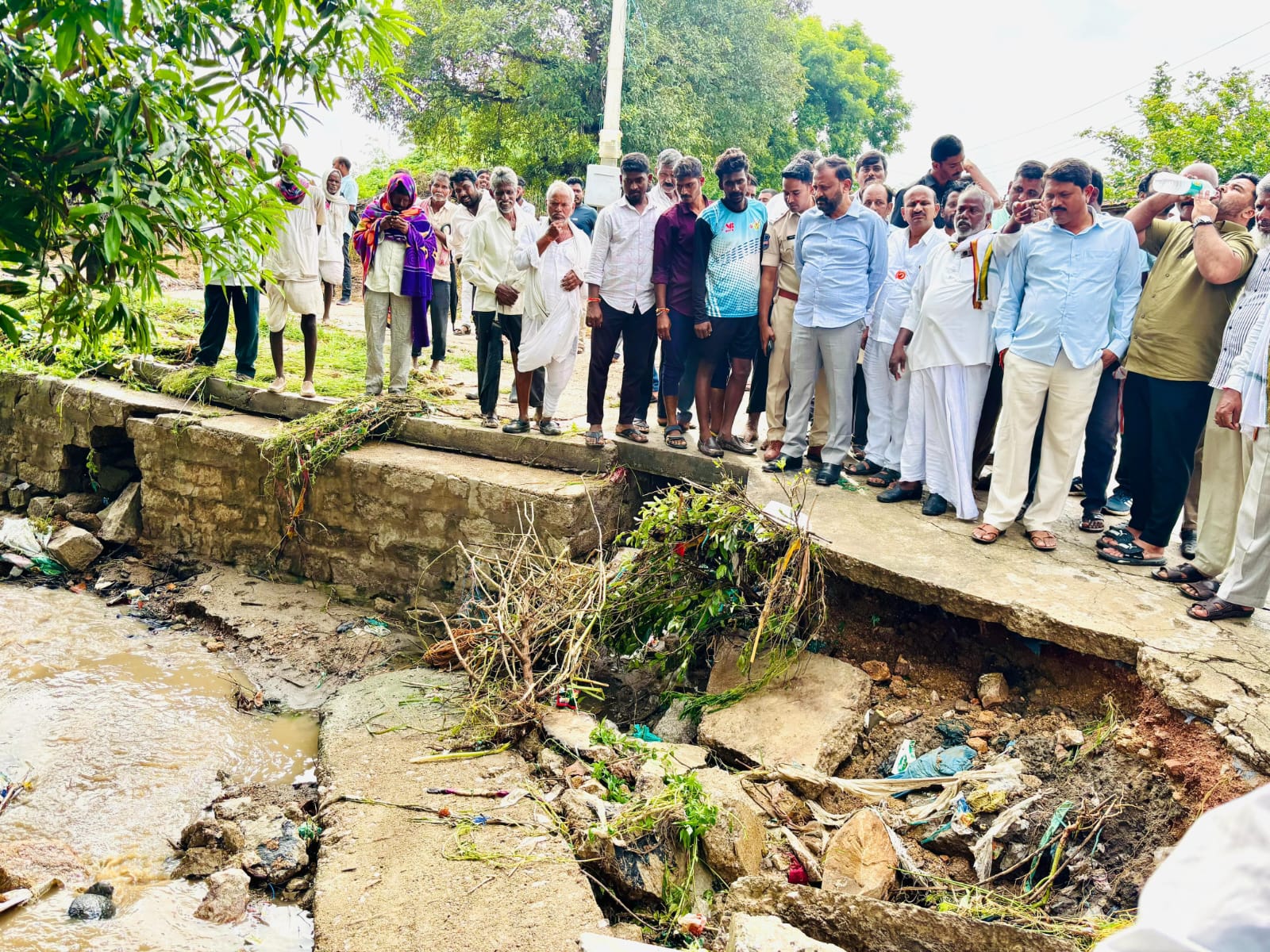 నీట మునిగిన ప్రాంతాలను పరిశీలించిన ఎమ్మెల్యే తోట