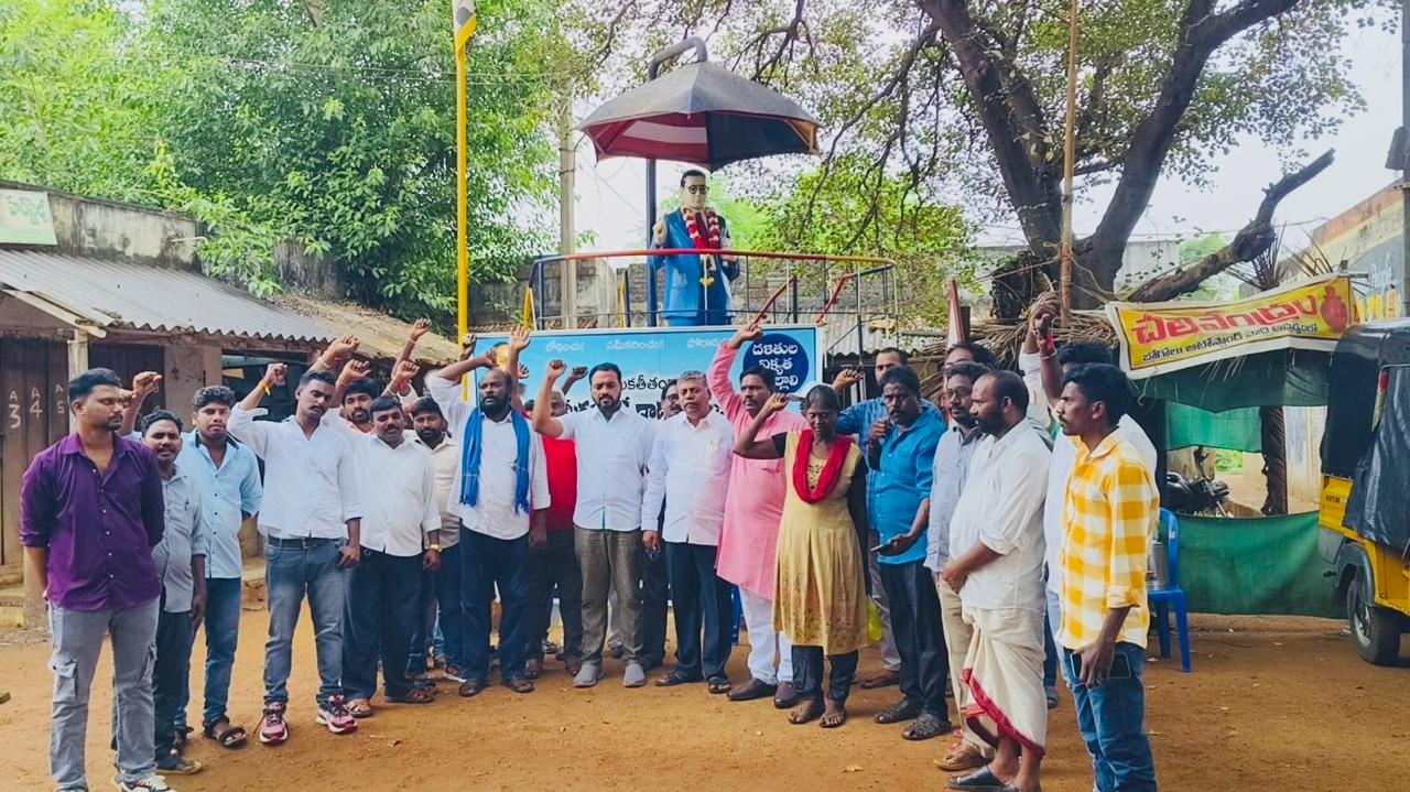 దళితుల ఆత్మగౌరవ సమావేశానికి హాజరైన నేతలు భారత్ మహాసేన అధ్యక్షులు మహాసేన బాబు..///