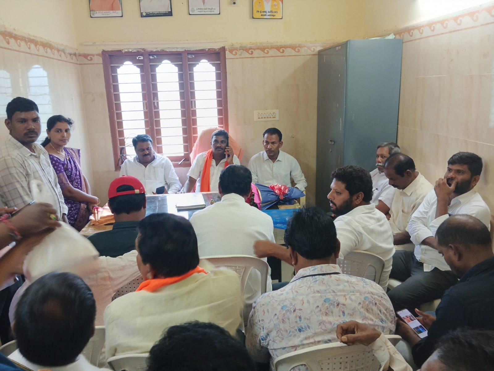కలిగిరి సొసైటీ బాధ్యతలు స్వీకరించిన కదిరి వెంకటరంగారావు. డైరెక్టర్లు సోము భాస్కర్ రెడ్డి, గన్నమనేని శ్రీనివాసులు..!కూటమి నేతలకు, ముఖ్యమంత్రి నారా చంద్రబాబు నాయుడు గారికి, ఎమ్మెల్యే కాకర్ల సురేష్ గారికి ధన్యవాదాలు తెలిపిన. సొసైటీ చైర్మన్ కదిరి వెంకటరంగారావు..///