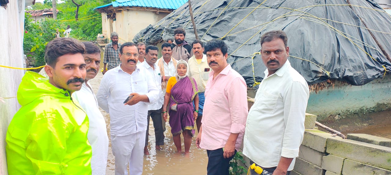 నీటిలో మునిగిన ఇండ్లను పరిశీలించిన అధికారులు – ప్రజలకు పాఠశాలలో ఆశ్రయం