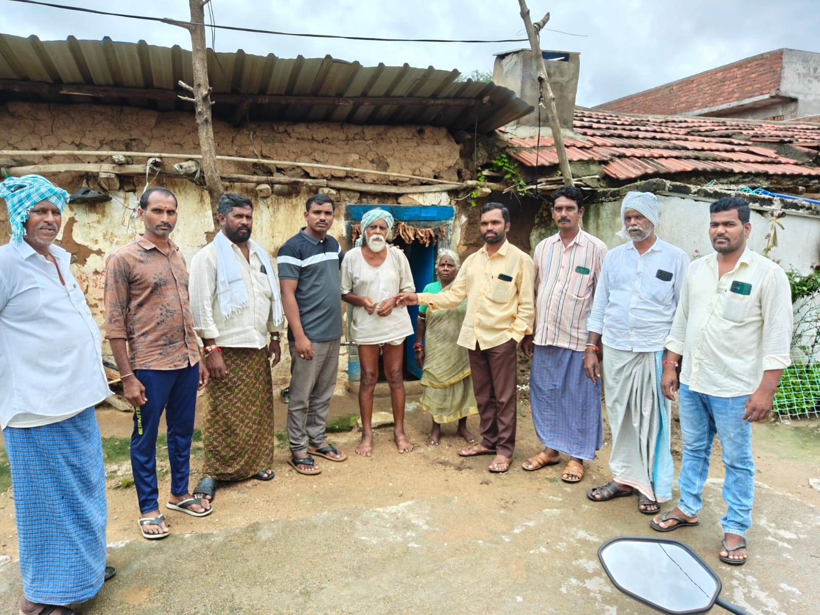 హసన్‌పల్లి గ్రామంలో ప్రజలకు అండగా నిలిచిన కాంగ్రెస్ పార్టీ అధ్యక్షుడు నిఖిల్
