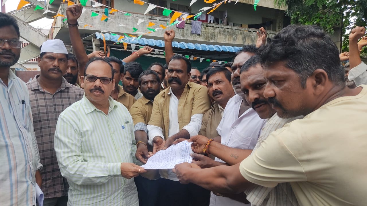 ఏలేశ్వరం పట్టణ మూడు యూనియన్ల ఆటో కార్మికుల నిరసన