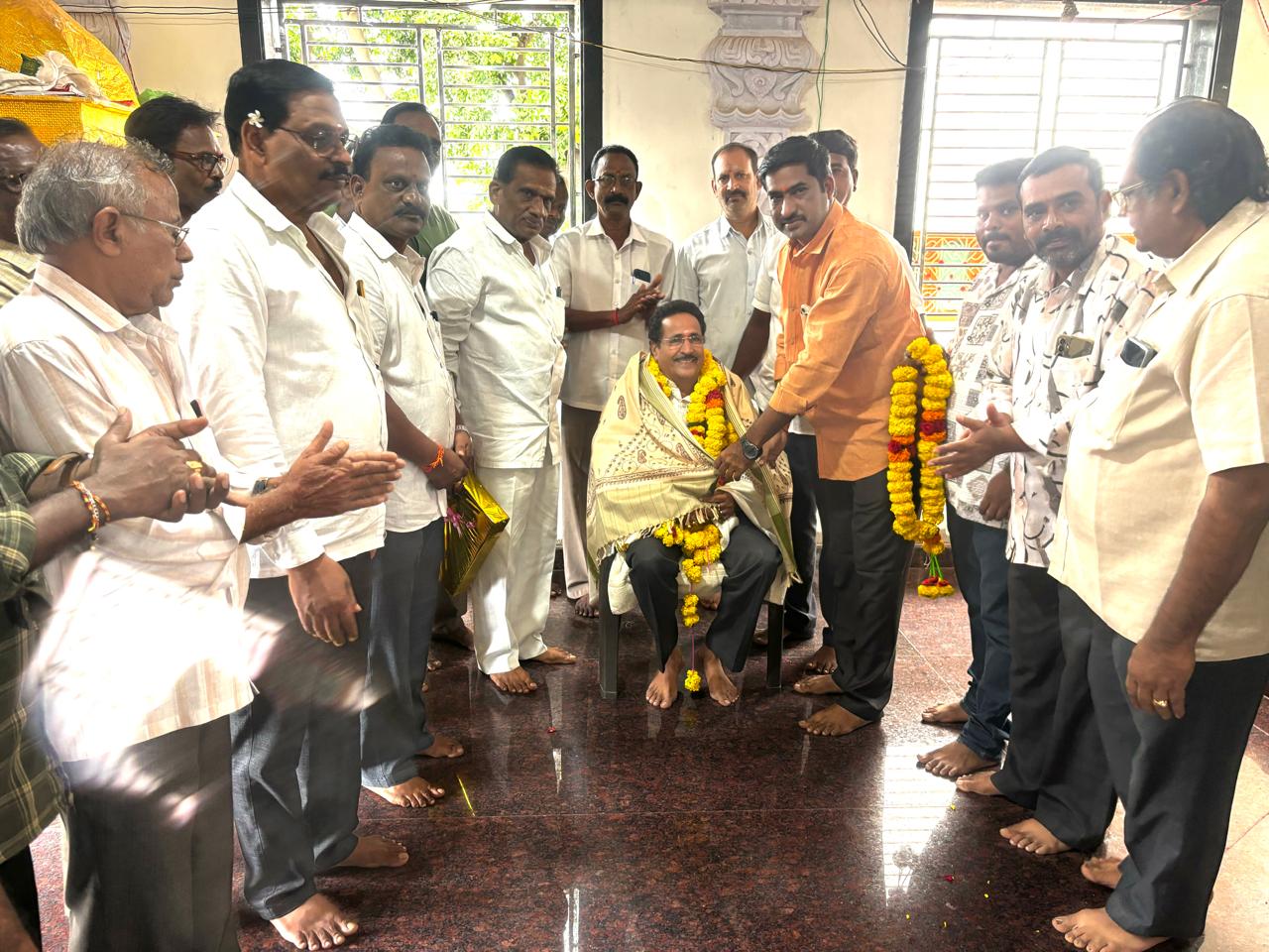 ఏలేశ్వరం టౌన్ వైసీపీ నాయకులు ఆధ్వర్యంలో ఉత్తమ వీఆర్వో కిషోర్ కీ ఘన సన్మానం